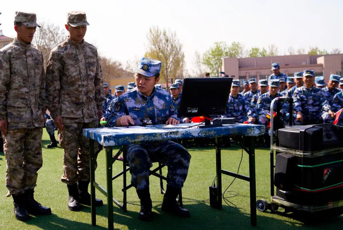 ▲学兵带领新兵体验发报