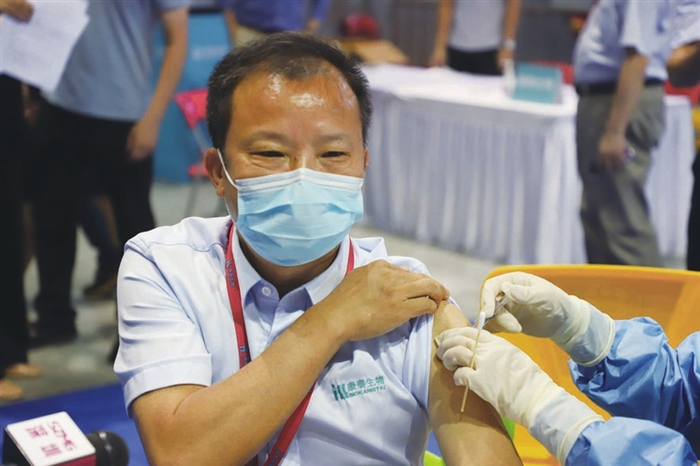     深圳康泰生物股份有限公司董事长杜伟民正在接种疫苗。