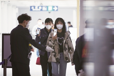 5月17日，地铁5号线北苑路北站，工作人员查验乘客健康码。新京报记者 薛珺 摄