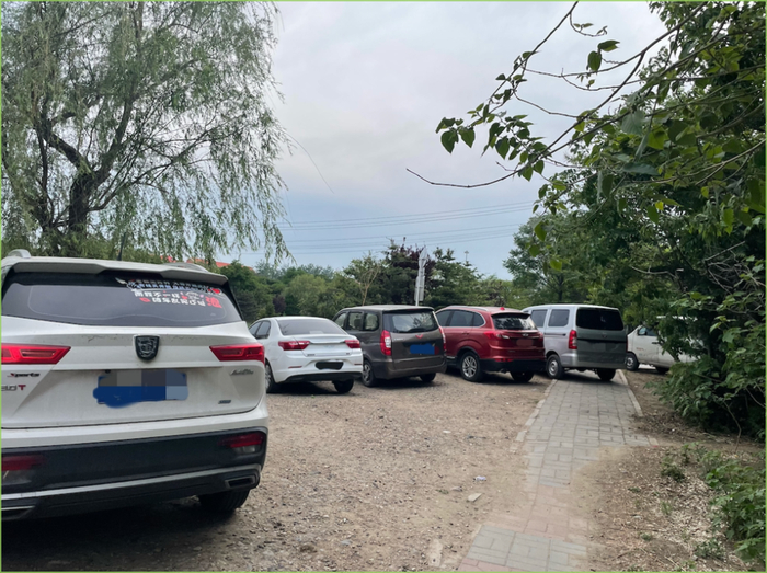 下午五点钟，清河和肖家河交汇处的桥下已经挤满了车