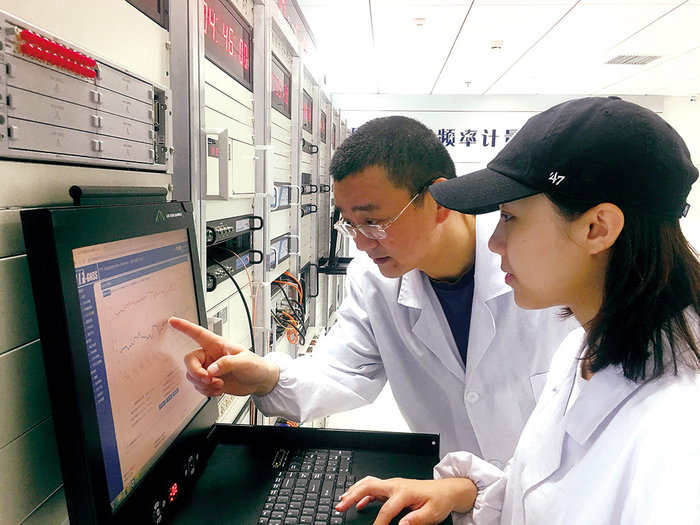 业务三部技术人员开展项目研究工作。