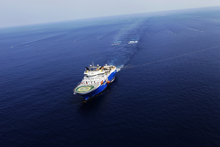 正在进行海上拖缆地震勘探的海洋石油720船