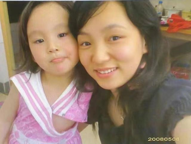 小时候的炎明熹和她的妈妈。  受访者供图