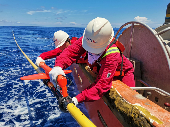 使用工作艇在海面上安装海燕罗经鸟