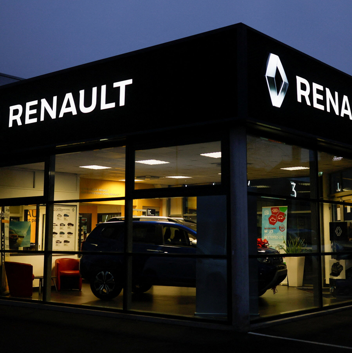 雷诺和俄罗斯居民，互相告别&nbsp; &nbsp;图源：NYT