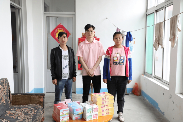 　　达因药业工作人员看望五胞胎家庭并送上相关捐赠产品