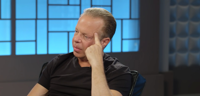 ▲参加讲座的乔·迪斯潘扎 来源：YouTube