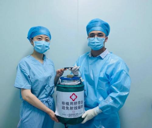 　　△浙江库工作人员移交脐带血转移罐