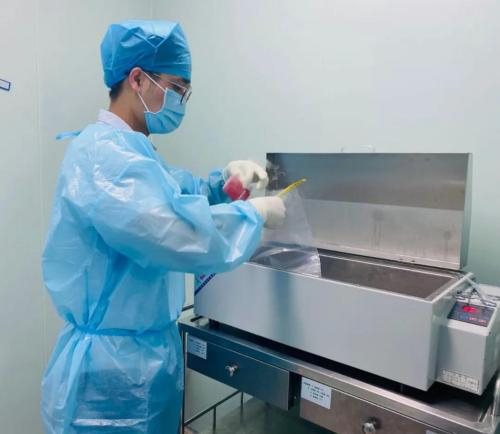 　　△工作人员将脐带血水浴复苏