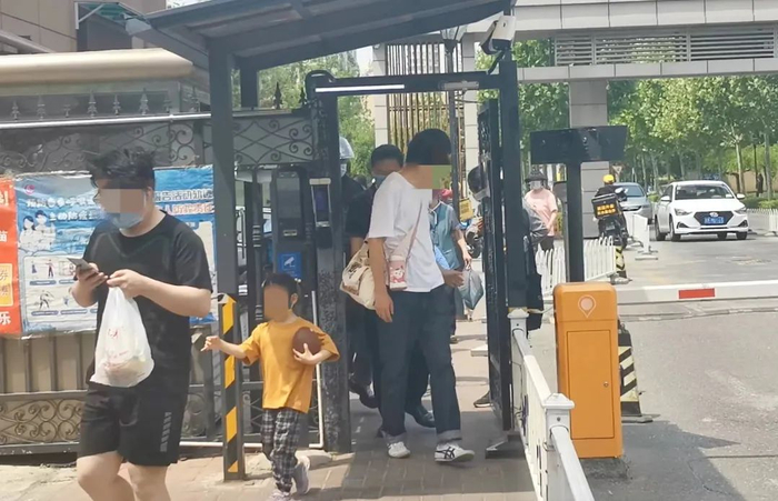 小区进入人员多/记者拍摄