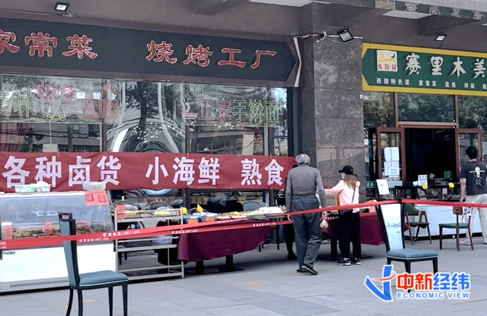 朝阳区双桥某小区附近，一家餐厅将在店门口摆起长摊。中新经纬 闫淑鑫 摄