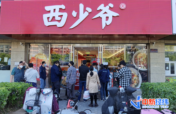 在西少爷宝盛广场店，顾客正在排队取餐。受访者供图