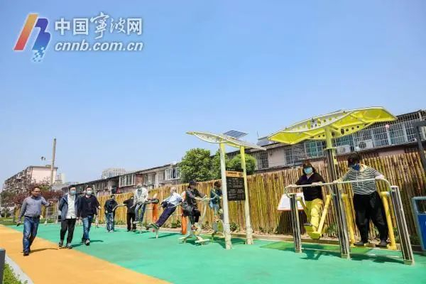 居民在鹂西走廊休闲健身。
