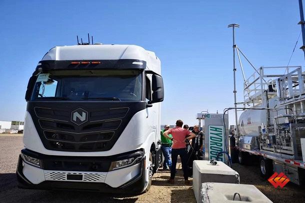 图为低碳院液氢加注系统为尼古拉公司重卡提供加氢服务