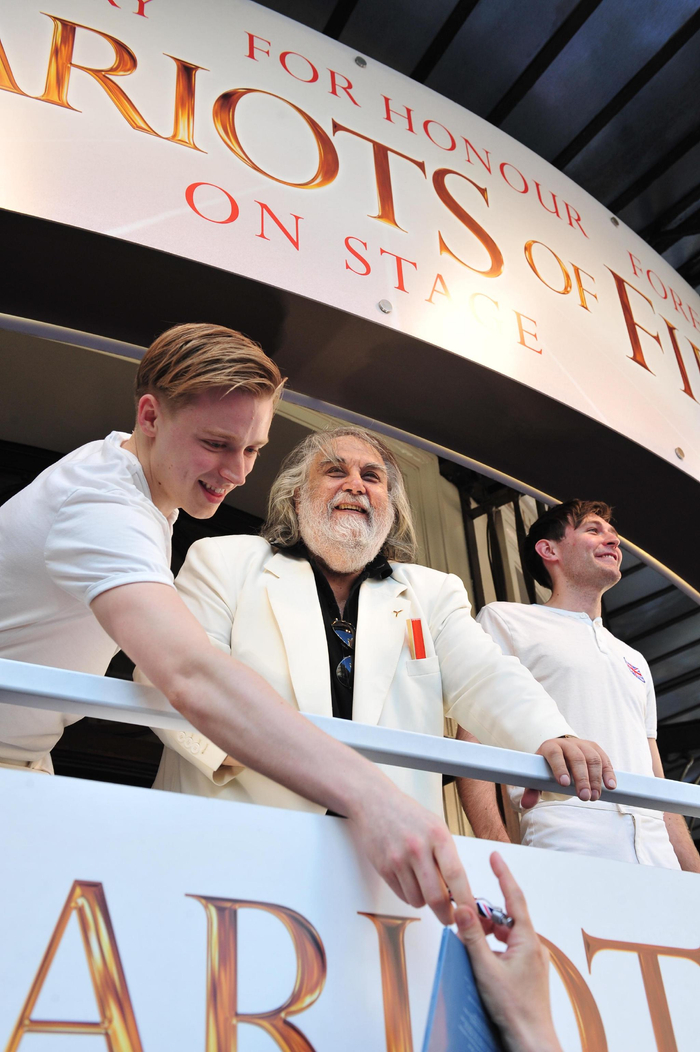 当地时间2012年7月26日，英国伦敦，作曲家范吉利斯（中）现身助阵奥运火炬传递。  图/IC PHOTO