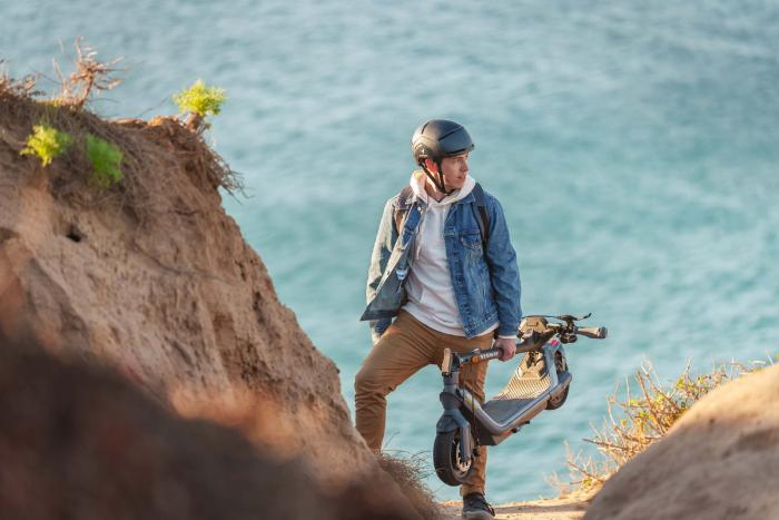 图：九号智能电动滑板车