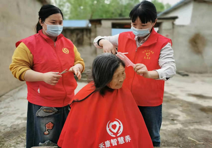 为老年人提供居家养老服务。县民政局供图