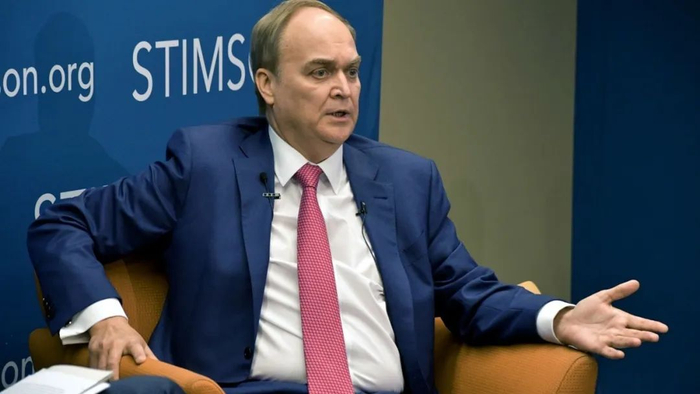 ·&nbsp;安东诺夫出席活动的“标配”：深蓝色西服、锈红色领带、白色衬衫。