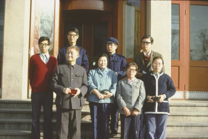     1975年3月20日，陈逸松夫妇在北京华侨大夏会见台湾留美学生。受访者供图