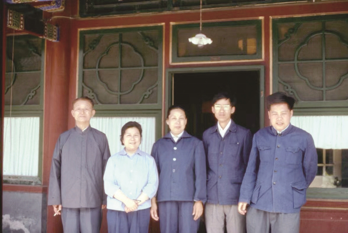     1975年4月，笔者（右二）拜访陈逸松夫妇，摄于北京金鱼胡同陈逸松住所。受访者供图