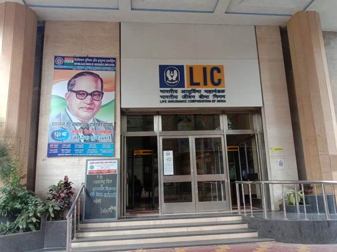 （图为位于孟买黄金海岸的LIC总部大楼入口）
