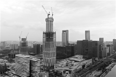     建设中的宁波中心大厦。记者 杨辉 摄