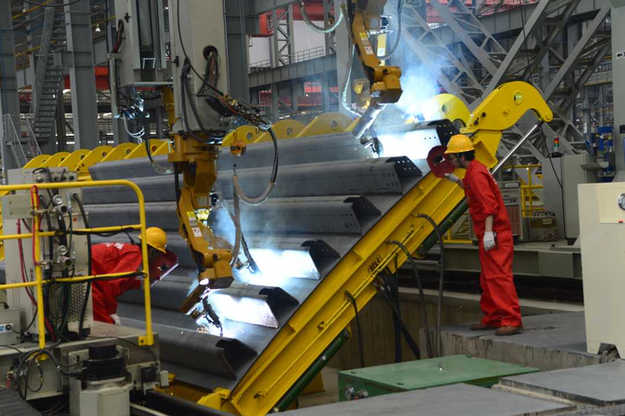 摩洛哥阿尤恩栈桥杆件中的底板单元和腹板单元通过自动焊接而成，有效保证焊接质量，该生产曾应用于港珠澳大桥建设。刘伟超摄