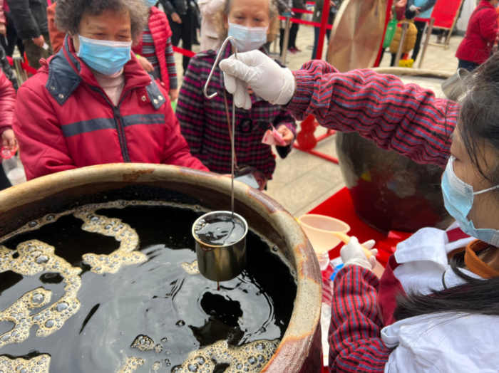酱油推广活动中，工作人员在分派酱油。