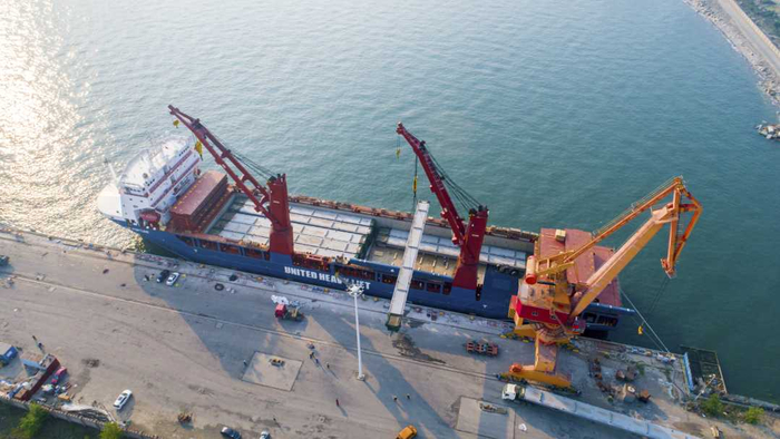 山海关港口，摩洛哥阿尤恩栈桥最后一批钢箱梁正在装船发运，满载“中国制造”运往大西洋摩洛哥阿尤恩市。刘伟超摄