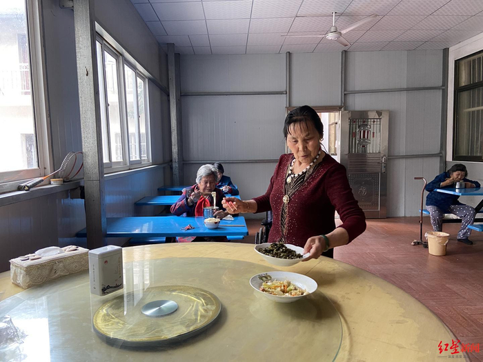 ▲朱姐在给老人们准备晚餐。作为护工，她也已经年近7旬