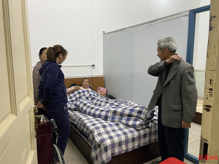 ▲家人来探望老人，入住这里的老人多为周边村庄村民