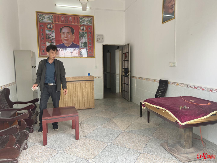 ▲院长邓加丁在打扫活动中心。村里的老人会聚集到“养老院”打牌聊天