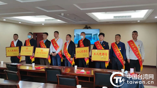 获奖代表合影留念。（中国台湾网发）