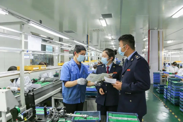 国家税务总局毕节市税务局干部为制造业中小微企业建立个性化、精准化服务台账，及时落实“减免缓退抵”等税费优惠政策。童霖/摄