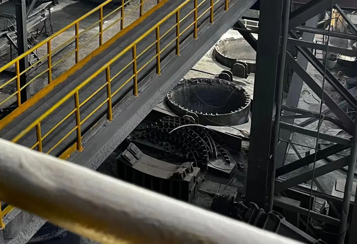 4月26日，检查组在检查时发现，作业修包工位存在距离过近问题。