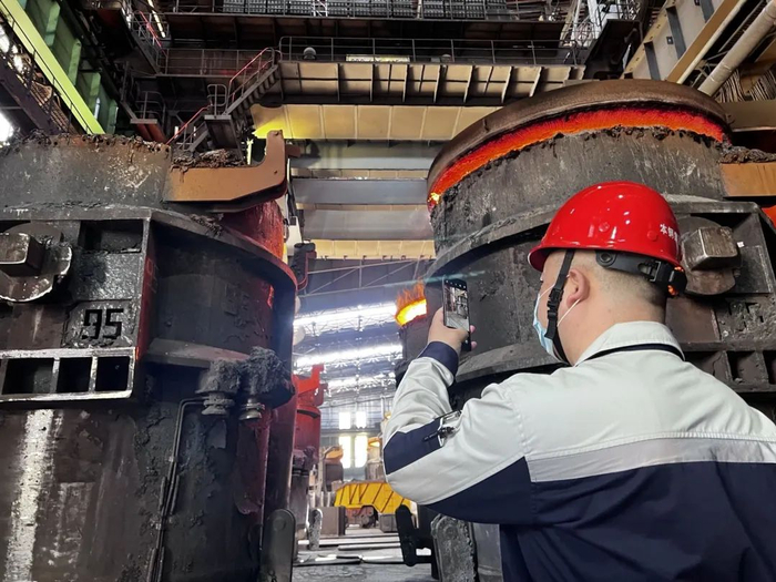 4月26日，国务院安委会检查组专家在本溪钢铁进行检查。