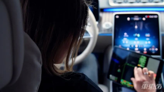 ▲ 奔驰自动驾驶工程师正在测试