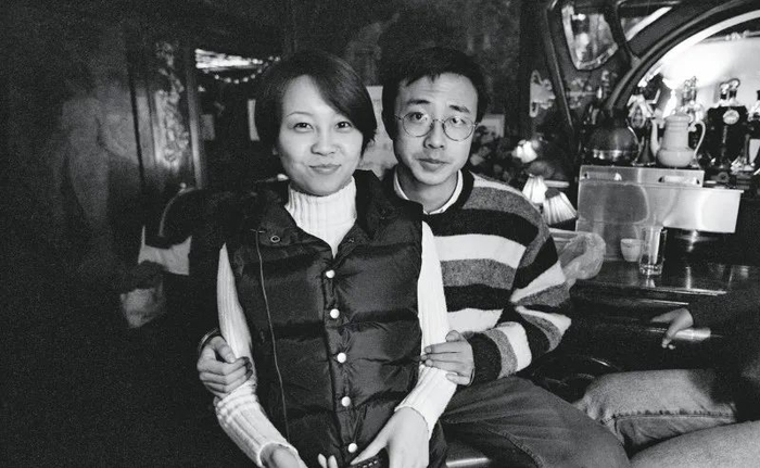 1996年，26岁的沈庆录制个人首张专辑《这么多年以来》。图为沈庆与同事小迟 