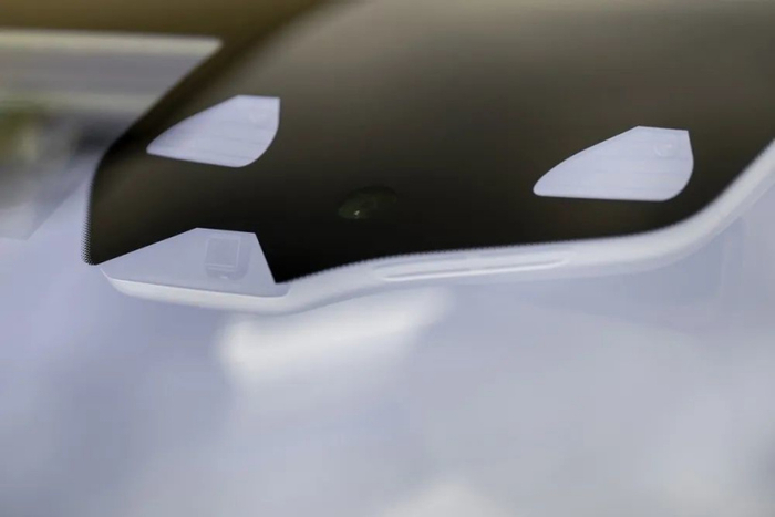 ▲ 图片上部为双目前视摄像头