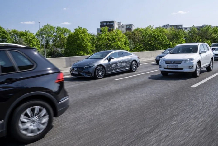 ▲ 搭载 L3 自动驾驶系统的奔驰 EQS