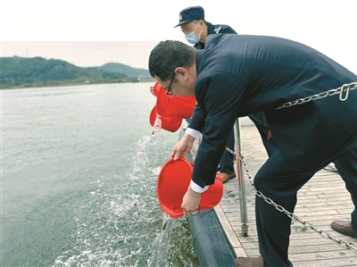     ▼加快增殖放流，涵养海洋。    （冯瑄 王钧钧 摄）