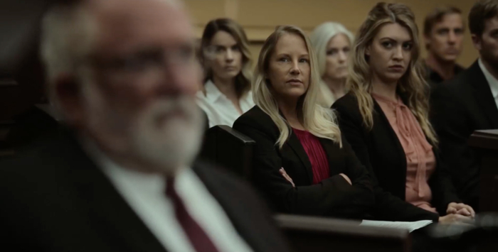 法庭上，漠然的唐纳德医生和愤怒的“子女”，图片来自剧照，下同