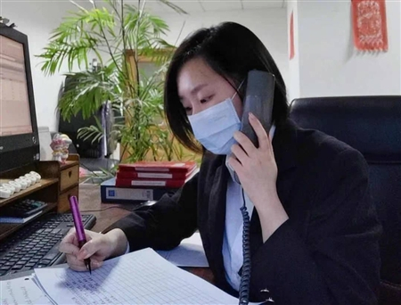 　　图为海淀区法院法官在与当事人沟通。