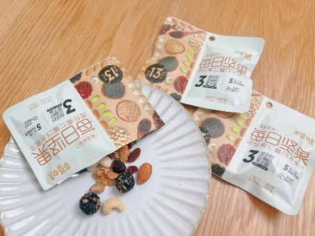 　　百草味每日坚果奇亚籽款