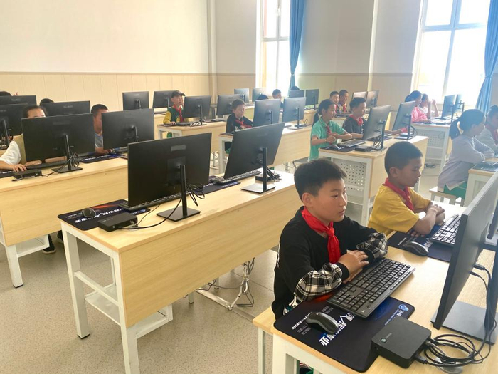 　　乌审旗的孩子们在上微机课