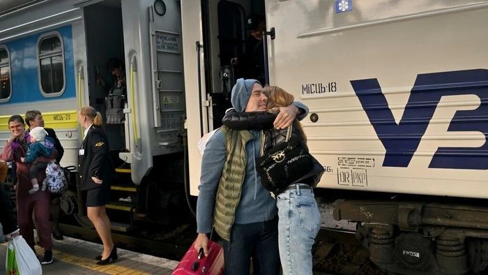↑资料图。回到基辅的一名女孩在站台与父亲拥抱