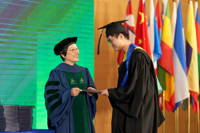 　　冯友梅校长为毕业生颁发学位证书