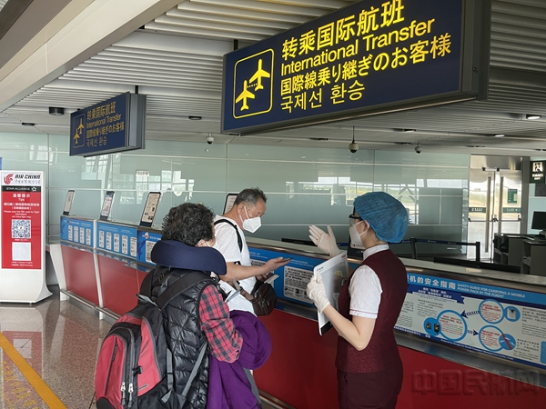 帮助老年旅客转乘国际航班（魏菀/摄）