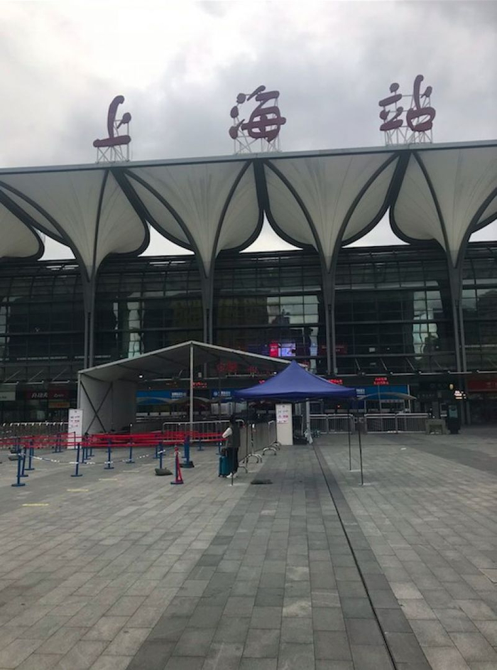 空荡荡的上海火车站北广场