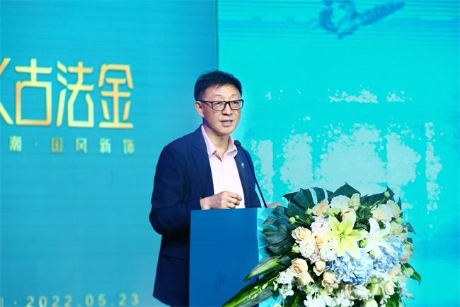 　　高级经济师、深圳黄金珠宝文化研究会会长曹阳先生